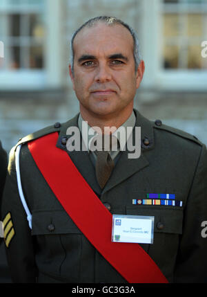 Sergeant Noel Connolly von den Royal Marines, der gestern im Rahmen einer Zeremonie in Royal Marines Stonehoue in Plymouth das Militärkreuz in der neuesten Operationspreis-Liste erhielt. Stockfoto