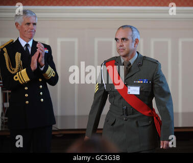 Sergeant Noel Connolly von den Royal Marines wird von dem zweiten Sea Lord Vizeadmiral Sir Alan Massey (links) applaudiert, nachdem er gestern bei einer Zeremonie in Royal Marines Stonehoue in Plymouth das Militärkreuz in der neuesten Operational Honors and Awards Liste erhalten hatte. Stockfoto