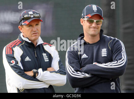 Cricket - NatWest Series - Fourth One Day International - England gegen Australien - England Nets Session - Lords. Der Engländer Andrew Strauss spricht mit Trainer Andy Flower während der Nets-Session in Lord's, London. Stockfoto