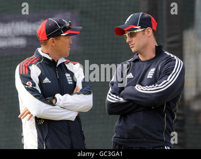 Cricket - NatWest Series - Fourth One Day International - England gegen Australien - England Nets Session - Lords. Der Engländer Andrew Strauss spricht mit Trainer Andy Flower während der Nets-Session in Lord's, London. Stockfoto