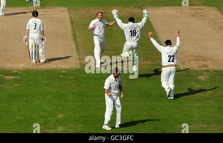 Mark Davies von Durham feiert das Dickicht von Nottinghamshire-Schläger Ali Brown während des LV County Championship-Spiels auf dem County Ground, Chester-le-Street. Stockfoto