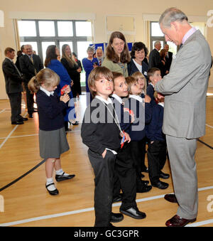 Schüler der Princetown County Primary School sprechen mit dem Prince of Wales während seines Besuchs im Princetown Village Center in Princetown. Stockfoto