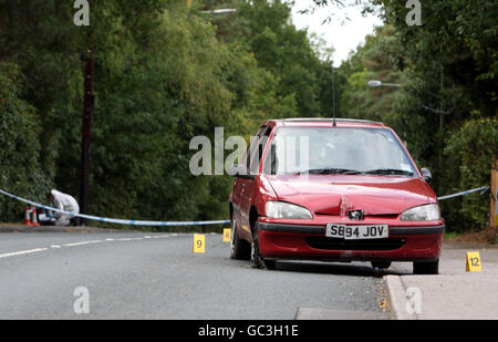 Die Szene in der Lower Wokingham Road in der Nähe von Crowthorne, Berkshire, nachdem ein Mann schwer krank im Krankenhaus zurückgelassen wurde, nachdem er in der Nähe des Mobilheims erschossen wurde. Stockfoto