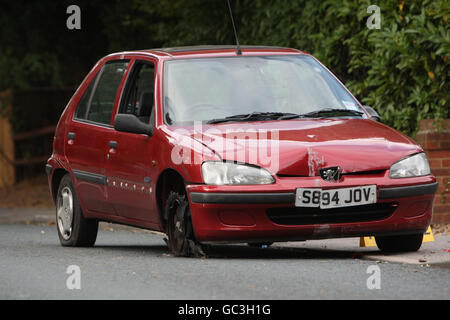 Die Szene in der Lower Wokingham Road in der Nähe von Crowthorne, Berkshire, nachdem ein Mann schwer krank im Krankenhaus zurückgelassen wurde, nachdem er in der Nähe des Mobilheims erschossen wurde. Stockfoto