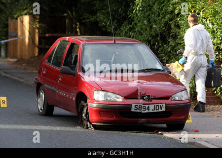 Die Szene in der Lower Wokingham Road in der Nähe von Crowthorne, Berkshire, nachdem ein Mann schwer krank im Krankenhaus zurückgelassen wurde, nachdem er in der Nähe des Mobilheims erschossen wurde. Stockfoto