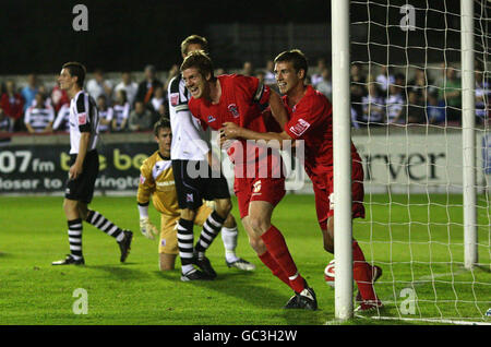 Accrington Stanley's Andrew Procter (Mitte) feiert erzielte seine Seiten erstes Tor mit Teamkollege Michael Symes während der Coca-Cola League zwei Spiel im Fraser Eagle Stadium, Accrington. Stockfoto