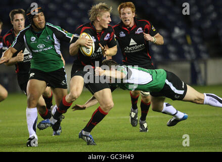 Edinburghs Ben Cairns (Mitte) in Aktion während des Spiels der Magners League im Murrayfield Stadium, Edinburgh. Stockfoto