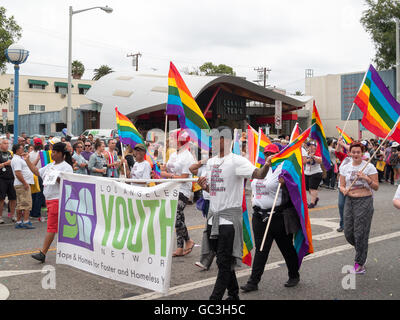 Los Angeles Jugend Netzwerkgruppe paradieren in LA Pride Parade 2016 Stockfoto