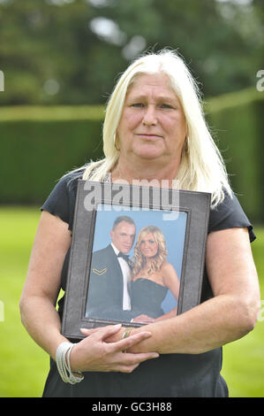 Jane Whitehouse hält ein Foto von ihrem Sohn, Corporal Jonathan Horne aus Walsall, nachdem sieben Mütter, deren gefallene Söhne, die alle in Afghanistan getötet wurden, eine Pressekonferenz in Redwood Lodge, Failand, Bristol, halten, während sie sich zu einer Wohltätigkeitsorganisation namens Afghan Heroes zusammenschließen. Stockfoto