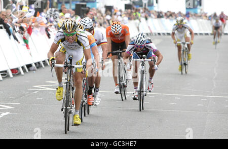 Der Norweger Edvald Boasson Hagen aus Columbia HTC gewinnt bei der vierten Etappe der Tour of Britain in Blackpool, Lancashire. Stockfoto