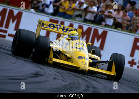 Formel-1-Autorennen - Großer Preis Von Großbritannien - Silverstone 1987. Ayrton Senna an Bord des Lotus 99T während des Grand Prix von Großbritannien in Silverstone Stockfoto