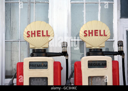 Kornische Wahrzeichen. Zwei alte Benzinpumpen in St. Mawes, Cornwall. Stockfoto