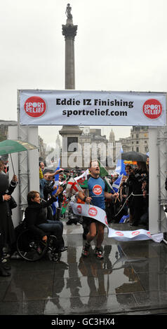 Comedian Eddie Izzard erreicht die Ziellinie, nachdem er seinen 1.100-Meilen-Lauf in Großbritannien absolviert hat, um Sport Relief zu unterstützen. Stockfoto