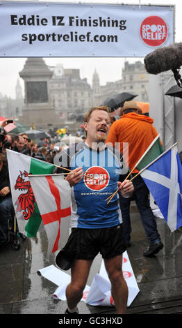 Comedian Eddie Izzard erreicht die Ziellinie, nachdem er seinen 1.100-Meilen-Lauf in Großbritannien absolviert hat, um Sport Relief zu unterstützen. Stockfoto