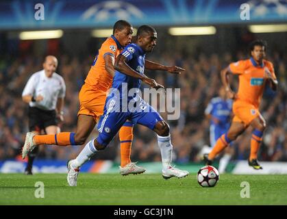 Fredy Guarin (links) des FC Porto und Salomon Kalou (rechts) von Chelsea kämpfen um den Ball. Stockfoto