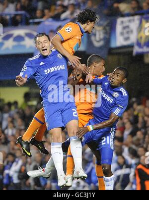 (L-R) Chelsea's John Terry, FC Porto's Eduardo Bruno Alves und Fredy Guarin und Chelsea's Salomon Kalou kämpfen um den Ball. Stockfoto