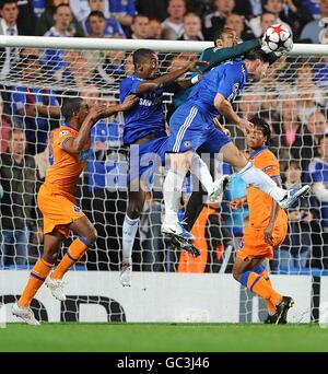 Fußball - UEFA Champions League - Gruppe D - Chelsea / FC Porto - Stamford Bridge. Da Silva Helton von FC Porto (Mitte rechts) schlägt das Tor von der Toröffnung weg. Stockfoto