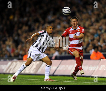 West Bromwich Albions Gianni Zuiverloon (links) und Doncaster Rovers' Waide Fairhurst kämpfen während eines Coca-Cola Championship-Matches in den Hawthorns, West Bromwich, um den Ball. Stockfoto