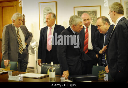 Von links. Der walisische erste Minister Rhodri Morgan, der walisische Sekretär Peter Hain, der Justizminister Jack Straw und der schottische erste Minister Alex Salmond (zweiter rechts) nehmen an einer Sitzung des Gemeinsamen Ministerausschusses im Unterhaus in London Teil. Stockfoto