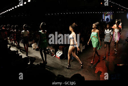 Ein Model trägt eine Kreation von PPQ während der PPQ Catwalk Show, im BFC Space im Somerset House, im Zentrum von London während der London Fashion Week. Stockfoto