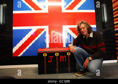 Moderator James May besucht ein vollständig aus Lego-Steinen gemachtes Haus in voller Größe. Das Haus im Denbies Wine Estate in Dorking, Surrey, wird in der BBC-Serie „James Mays Toy Stories“ zu sehen sein. Stockfoto