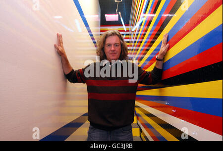 Moderator James May besucht ein vollständig aus Lego-Steinen gemachtes Haus in voller Größe. Das Haus im Denbies Wine Estate in Dorking, Surrey, wird in der BBC-Serie „James Mays Toy Stories“ zu sehen sein. Stockfoto