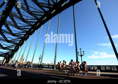 Die Elite-Frauen überqueren die Tuen Bridge im BUPA Great North Run in Newcastle. Stockfoto