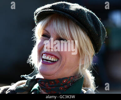 Die Schauspielerin Joanna Lumley nimmt an einer Pferdepflügerveranstaltung auf der Farm Teil, auf der Robert Burns lebte, Ellisland Farm, Holywood Road, Auldgirth. Stockfoto