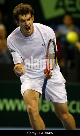 Der britische Andy Murray reagiert während des Davis Cup Euro/Africa Group I Relegation Tie in der Echo Arena, Liverpool. Stockfoto