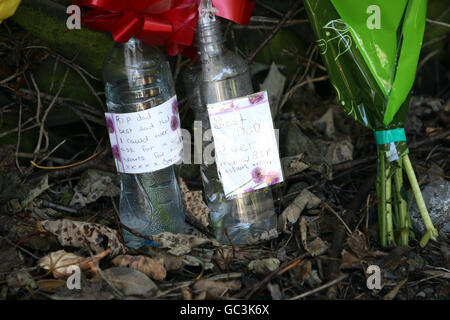 Tribute links für Taxifahrer Stuart Ludlam an Cromford Station heute. Stockfoto