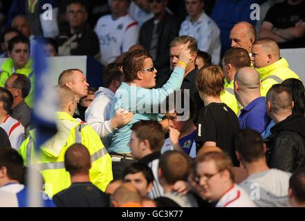 Fußball - Barclays Premier League - Everton gegen Blackburn Rovers - Goodison Park. Stewards kümmern sich in den Tribünen um Probleme Stockfoto