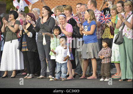 Familien und Angehörige jubeln, als die Trainer von Soldaten auf der Baracke ankommen, während 33 Panzeringenieursgeschwader und 26 Ingenieur-Regiment von ihrer Afghanistan-Reise in die Swindon-Kaserne in Tidworth eintreffen. Stockfoto