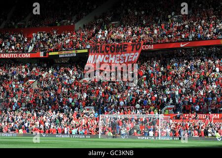 Fußball - Barclays Premier League - Manchester United / Manchester City - Old Trafford. Die Fans von Manchester United halten ein großes Banner in den Tribünen Stockfoto