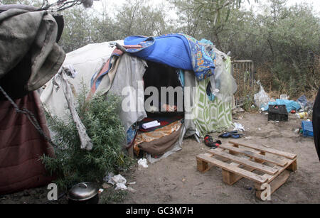 Afghanische Immigranten in einem provisorischen Haus in der Nähe des Fährenterminals in Calais, Frankreich, in einem Lager ähnlich dem Camp „The Jungle“, das von der Polizei zerstört wurde. Stockfoto