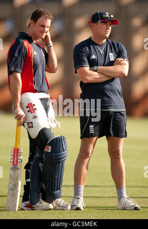 Englands Kapitän Andrew Strauss (l.) und Trainer Andy Flower während einer Netzsitzung an der Universität von Witwatersrand in Johannesburg. Stockfoto