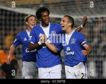 Everton's Leon Osman (rechts) feiert mit Teamkollegen Joao Alves Jo (Mitte) und Dan Gosling, nachdem sie ihre Seiten als Vierter bewertet hatten Ziel des Spiels Stockfoto