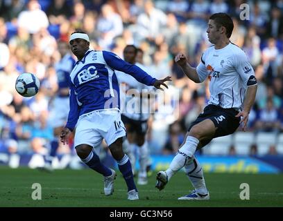 Fußball - Barclays Premier League - Birmingham City / Bolton Wanderers - St. Andrew's Stadium. Cristian Benitez (links) von Birmingham City und Gary Cahill von Bolton Wanderers (rechts) kämpfen um den Ball Stockfoto