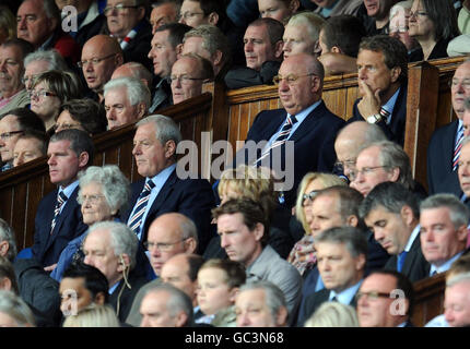 Rangers-Manager Walter Smith (l) Uhren aus der Directors Box mit dem neuen Ranger Chairman Alastair Johnston (top r) während der Clydesdale Bank Scottish Premier League Spiel in Ibrox, Glasgow. Stockfoto