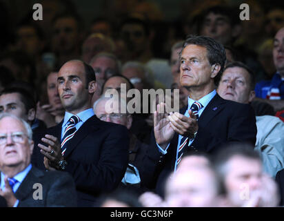 Der neue Vorsitzende der Rangers, Alastair Johnston (r), beobachtet zusammen mit Chief Executive Martin Bain (l), während des Spiels der schottischen Premier League der Clydesdale Bank in Ibrox, Glasgow, von der Directors Box. Stockfoto