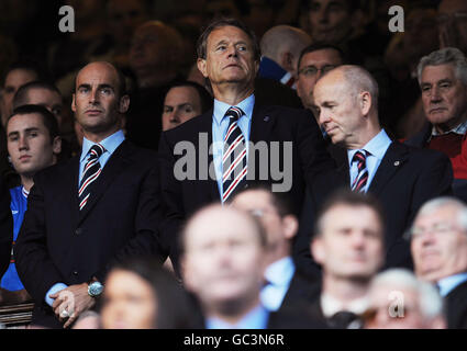 Der neue Rangers Chairman Alastair Johnston (Mitte) sieht aus der Directors Box neben Chief Executive Martin Bain (l) während des Clydesdale Bank Scottish Premier League Spiel in Ibrox, Glasgow. Stockfoto