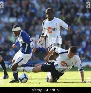 Fußball - Barclays Premier League - Birmingham City / Bolton Wanderers - St. Andrew's Stadium. Cristian Benitez (links) von Birmingham City wird von Bolton Wanderers' Gary Cahill (rechts) im Kampf um den Ball herausgefordert Stockfoto