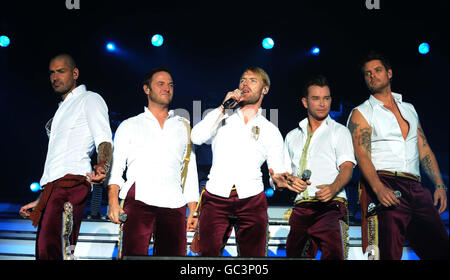 Boyzone, von links nach rechts, Shane Lynch, Mikey Graham, Ronan Keating, Stephen Gately und Keith Duffy treten auf der Bühne des Big Gig Weekend im Bath & West Showground, Shepton Mallet, Somerset. Stockfoto