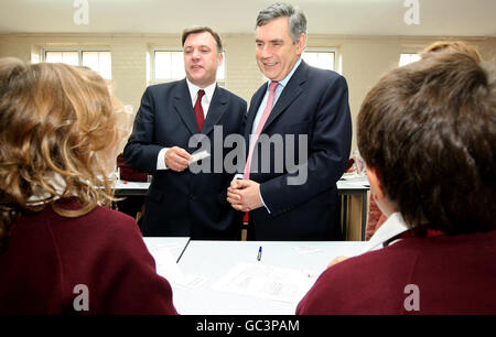 Premierminister Gordon Brown und Kindersekretär Ed Balls sprechen während eines Besuchs der Blatchington Mill School und des Sixth Form College in Hove, Sussex, am vorletzten Tag der Arbeitskonferenz mit Schülern in einer Wissenschaftsstunde. Stockfoto