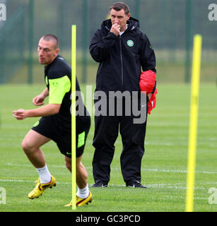 Fußball - UEFA Europa League - Gruppe C - Celtic gegen SK Rapid Wien - Celtic Training - Lennoxtown. Celtic Manager Tony Mowbray während einer Trainingseinheit in Lennoxtown, Glasgow. Stockfoto