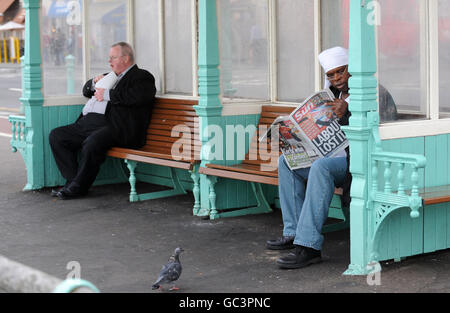 Ein Mann liest die Sun Zeitung in Brighton, Sussex, nachdem die Zeitung angekündigt hatte, dass sie ihre Unterstützung von Labour auf die Konservativen umstellen würde. Stockfoto