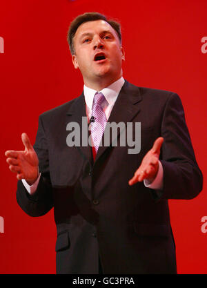 Der Kindersekretär Ed Balls spricht während der Konferenz der Labour Party im Brighton Centre, Brighton, Sussex. Stockfoto