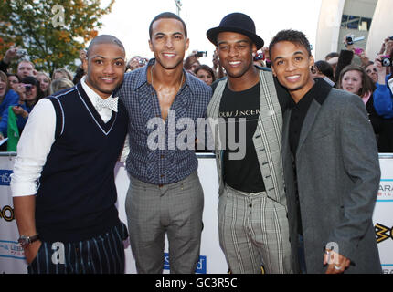 JLS (von links nach rechts), bestehend aus JB, Marvin Humes, Oritse Williams und Aston Merrygold, die für die MOBO Awards 2009 beim SECC in Glasgow eintreffen. Stockfoto