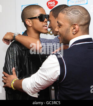 Chipmunk (links) gratuliert JLS's JB, Marvin Humes (Mitte) zu ihrem Best Newcomer MOBO Award während der MOBO Awards 2009 beim SECC in Glasgow. Stockfoto