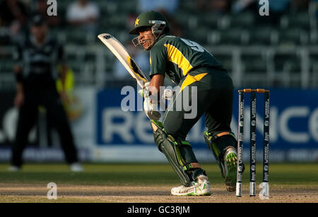 Pakistans Umar Akmal schlägt beim ICC Champions Semi Final im New Wanderers Stadium, Johannesburg. Stockfoto