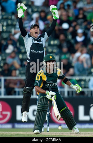 Der neuseeländische Wicketkeeper Brendon McCullum appelliert beim ICC Champions Semi Final im New Wanderers Stadium, Johannesburg, erfolgreich für das Wicket des pakistanischen Umar Akmal. Stockfoto